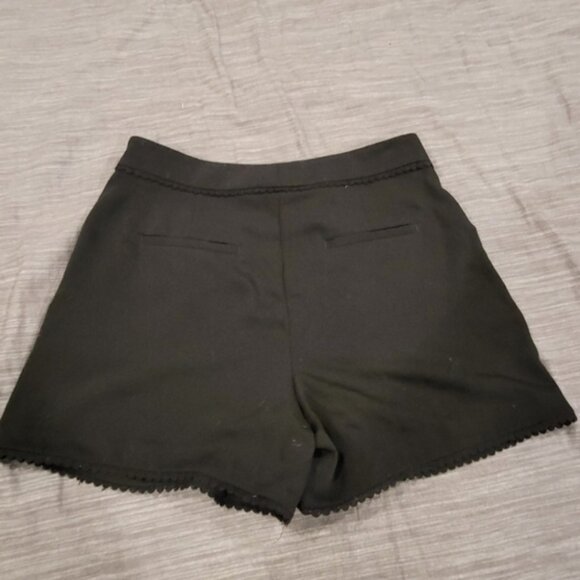 Ann Taylor Black Shorts Embroidered Detailing 4" Inseam Pleated Front Women Sz 4 - Picture 7 of 9
